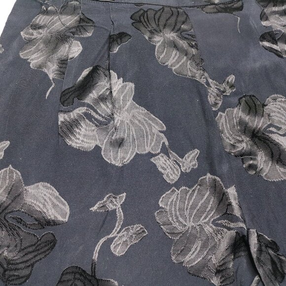 Dynamite Women's Dark Navy Blue Floral Pattern Short, size Small - Picture 3 of 11